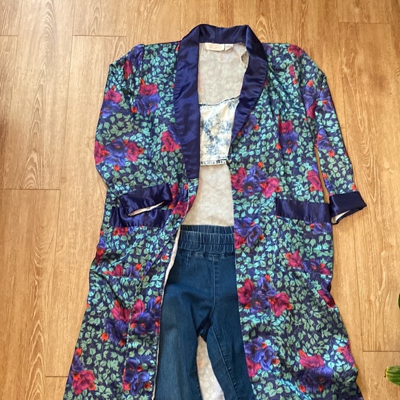 Beautiful vintage duster with puff sleeves and slight shoulder pads - Picture 3 of 11